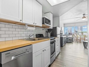 Fridge, microwave, oven, stovetop - Relaxing Place to Stay, 1 BR unit near the Beach (North Myrtle Beach)