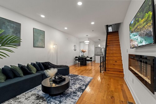   Modern 3BR Home Patio Near Center City Free Parkin