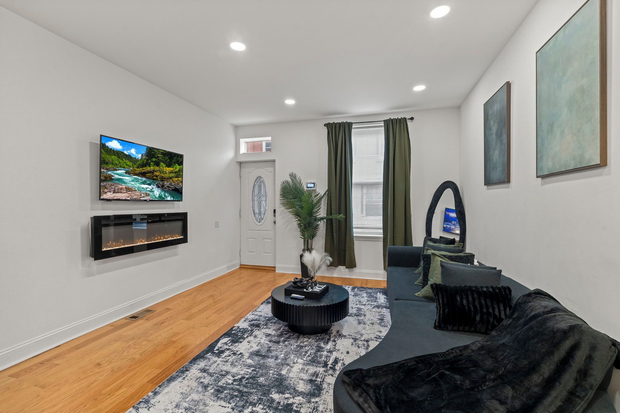 Smart TV, fireplace