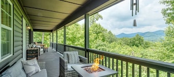 Spacious Mountain Cabin w/beautiful view!! 3 King Beds & Spa!