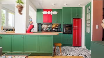 Fridge, microwave, oven, stovetop