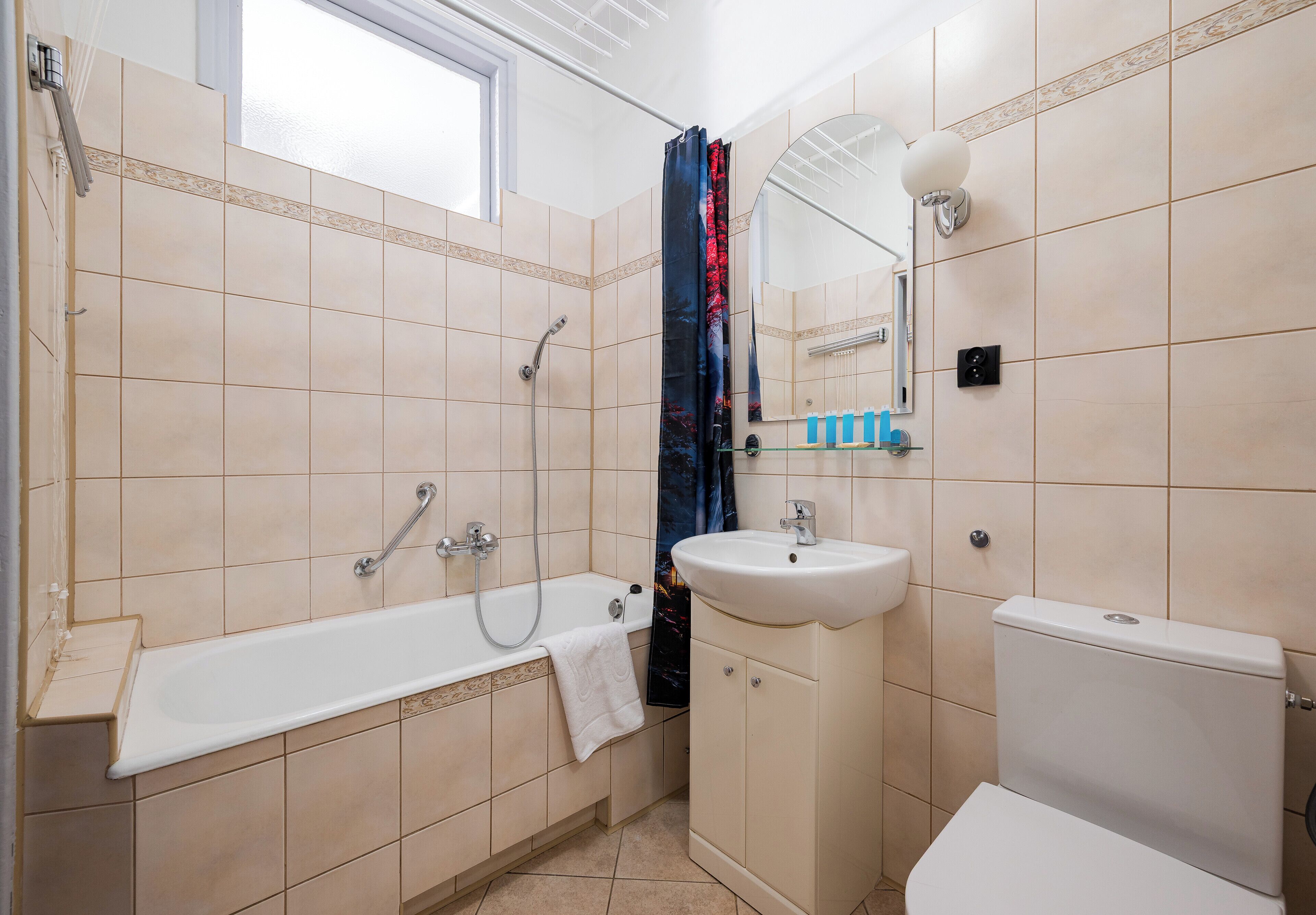 Un baño con bañera, lavamanos e inodoro.