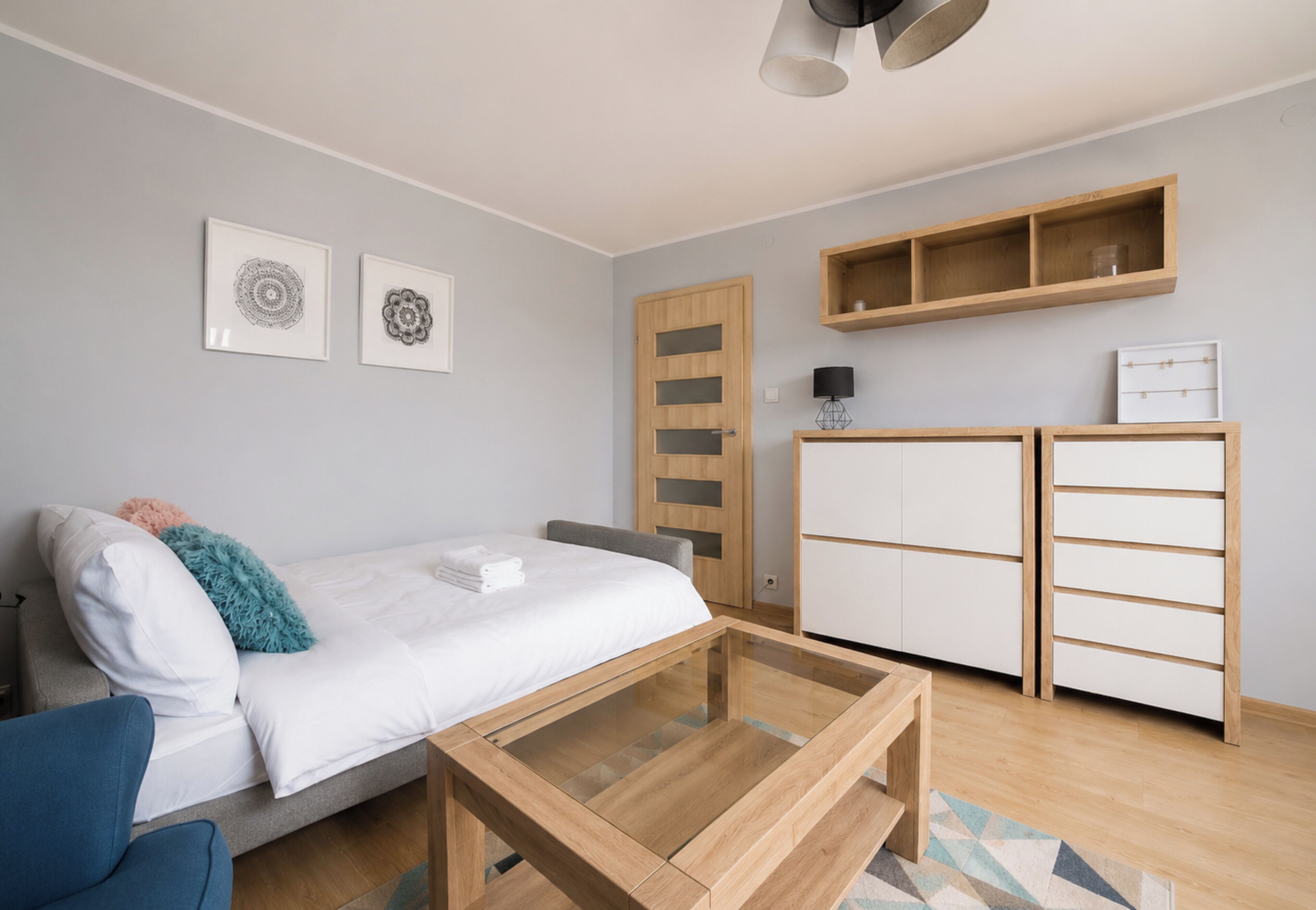 Tabla de planchar con plancha, wifi y ropa de cama 
