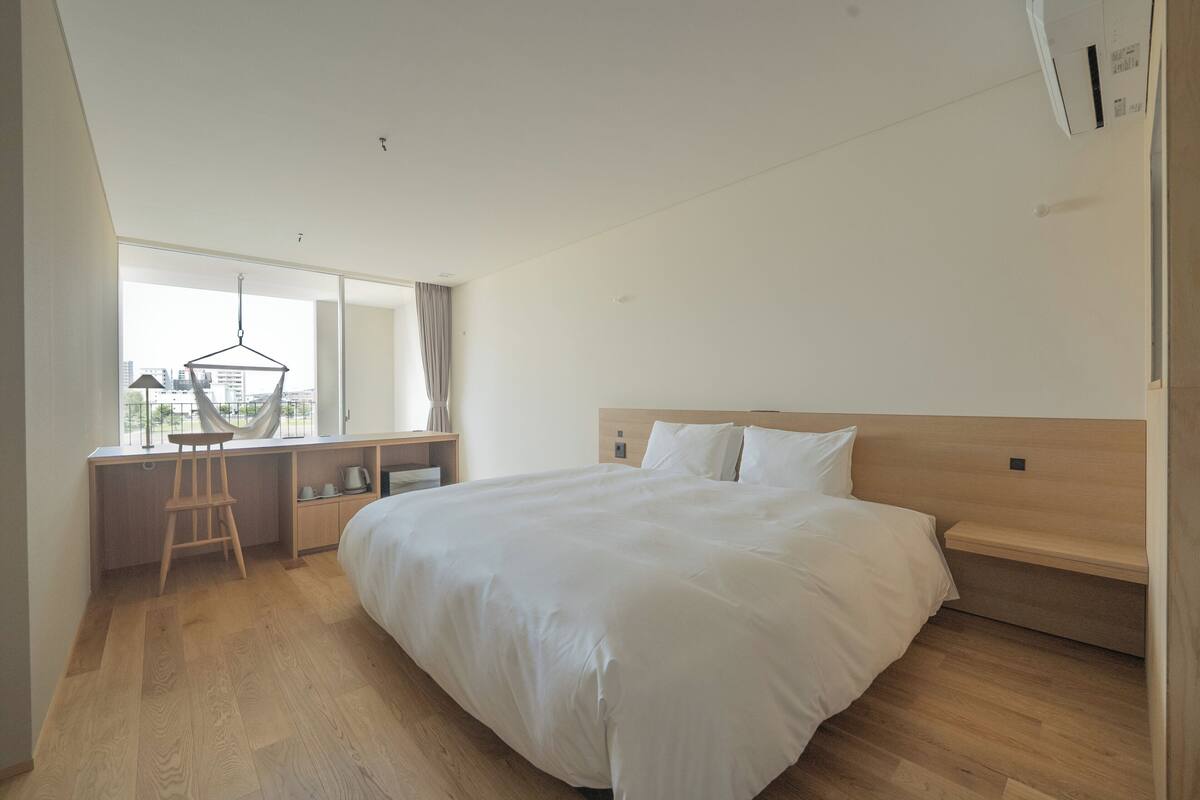 Chambre Standard double, vue sur le fleuve | Coffre-fort, bureau, accès au Wi-Fi (inclus), literie fournie