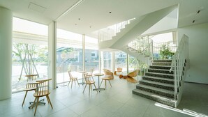 Un ambiente spazioso con una scala moderna, ampie finestre e zone relax.