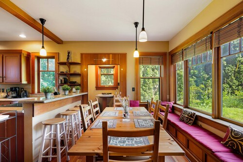 Craftsman Grove - 4BR, 10 minutes to campus, with game room!