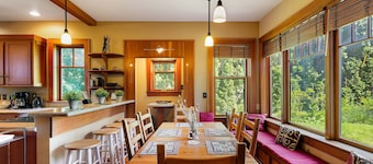 Craftsman Grove - 4BR, 10 minutes to campus, with game room!