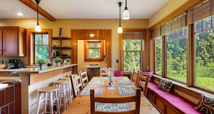 Craftsman Grove - 4BR, 10 minutes to campus, with game room!