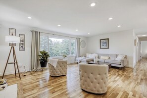 Living area - Welcoming 5-bedroom house with AC in charming SeaTac (SeaTac)