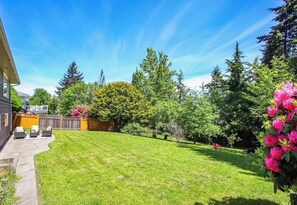 Property grounds - Welcoming 5-bedroom house with AC in charming SeaTac (SeaTac)