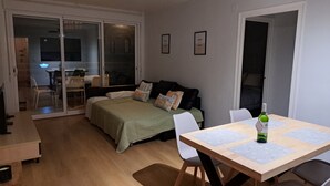 Makuuhuoneessa on sänky, työpöytä ja tuoli. Siellä on myös liukuovi, joka johtaa ruokailutilaan.