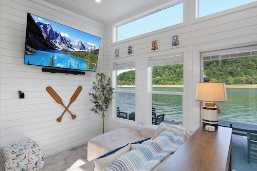 Wake House - One of a Kind Floating Home on Lake Cumberland - Boat Slip - Boat Ramp Access - Sleeps 20