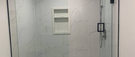 Douche, sĂšche-cheveux, serviettes fournies, savon