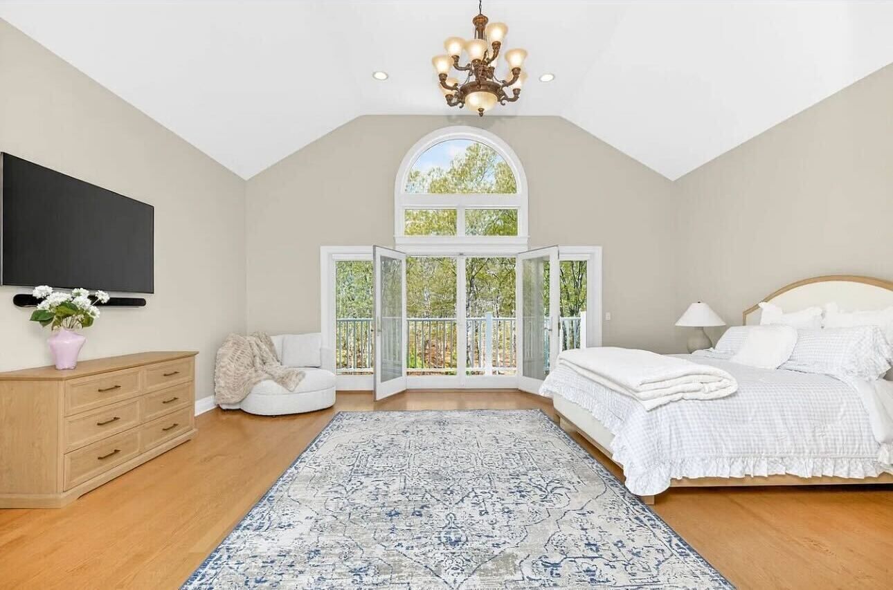6 bedrooms, desk, iron/ironing board, free WiFi