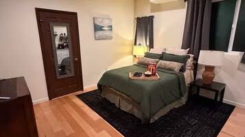 Escritorio, tabla de planchar con plancha, wifi gratis y ropa de cama