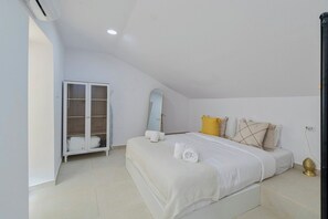 A bedroom with a bed, a wardrobe, and a mirror. - Green Near The Sea, By Home Match (Setúbal)