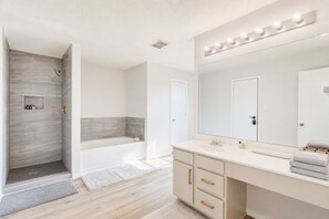 Towels, soap, toilet paper - Great Central, Spacious 4-Bedroom House in Arlington (Arlington)