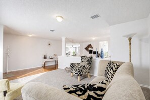 Smart TV - Great Central, Spacious 4-Bedroom House in Arlington (Arlington)