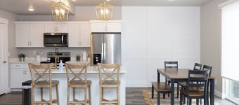 Temple view Townhome in Orem w/King bed