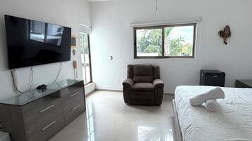 5 bedrooms, iron/ironing board, internet, bed sheets