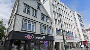 A building with a storefront named 'Goddeteny' and another store named 'INTERSPORT' across the street. - Stavangerliving (Stavanger)
