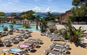 Ein Poolbereich mit Liegestühlen und einer kleinen Laube.