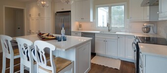 Sconset 5-bedroom house with 4.5 Bathrooms and updated decor in Peaceful Setting
