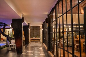 Outdoor dining - The Casa Amaya: Luxury 3BR Villa and Pool (Jimbaran)