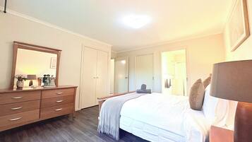 4 bedrooms, iron/ironing board, WiFi, bed sheets