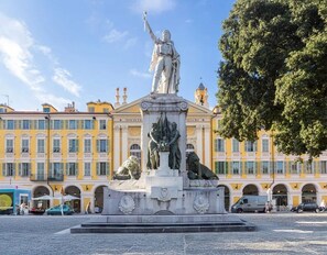 A statue in a square with a building in the background. - Nice Old Town Studio, Sleeps 2 (Nice)