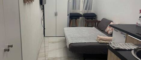 Iron/ironing board, WiFi, bed sheets