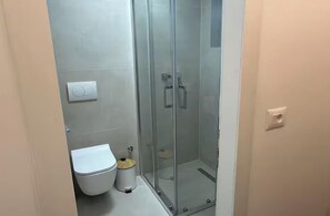 Bathroom - House Sleeps 7 with Air Conditioning (Tirane)