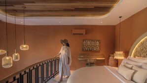 A bedroom with a bed, a desk, and a chair. - Ajowa Resort & Spa Seminyak by Ini Vie Hospitality (Keroboken Kelod)