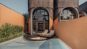 A modern building with a pool, lounge chairs, and a tropical garden. - Ajowa Resort & Spa Seminyak by Ini Vie Hospitality (Keroboken Kelod)
