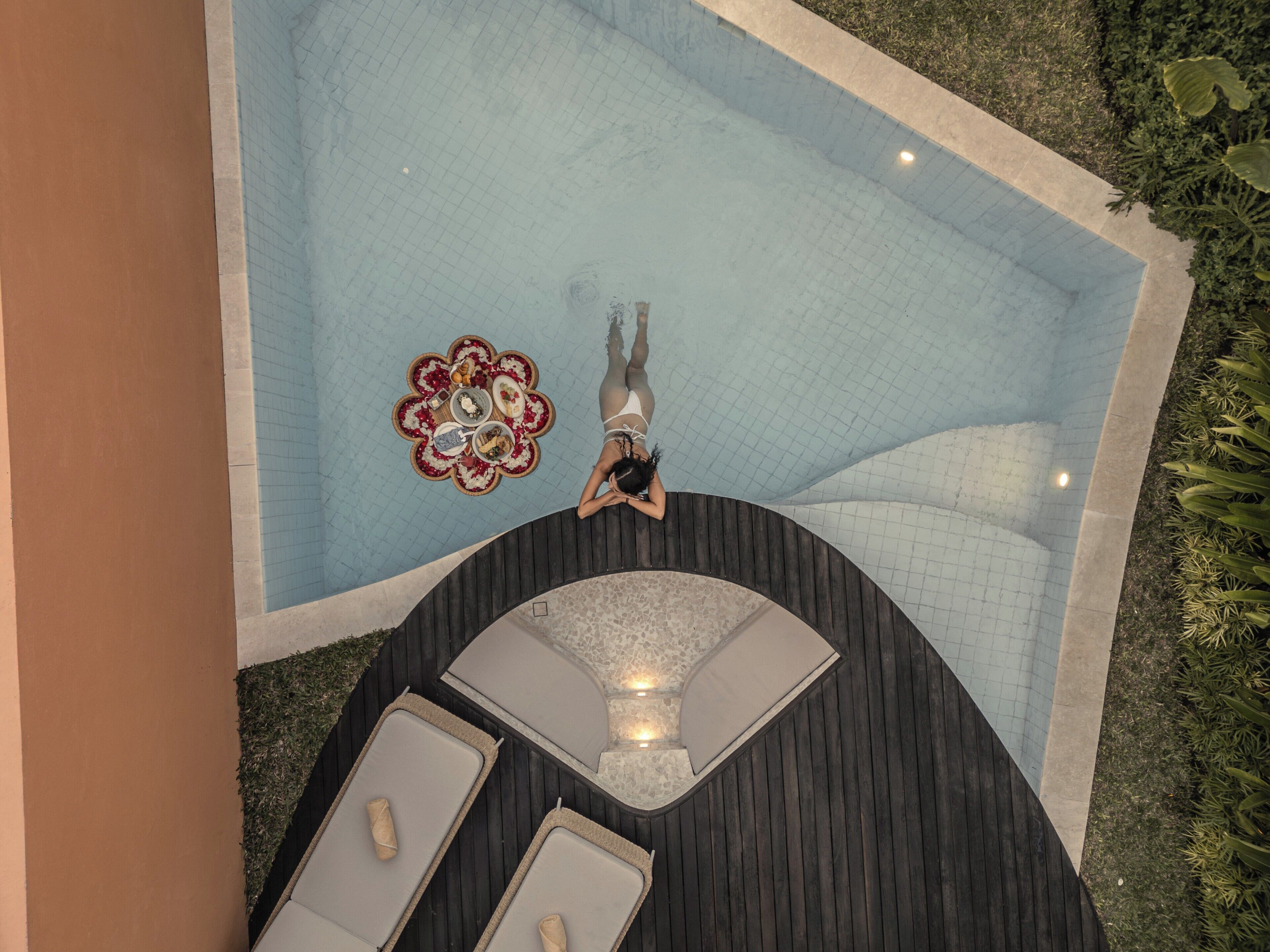 Una piscina al aire libre