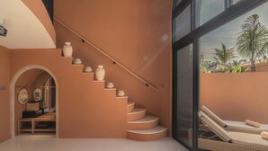 Un intérieur moderne avec un escalier, un espace salon offrant une vue agréable et un coin salon.