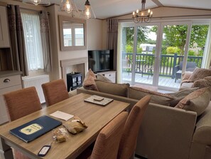 Living area - The Royal Oak - Sleeps 4 - Deck - Parking (Holsworthy)
