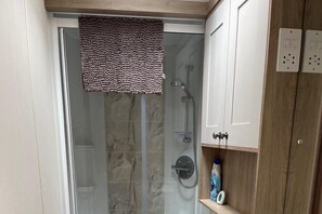 Bathroom - The Royal Oak - Sleeps 4 - Deck - Parking (Holsworthy)