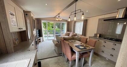 The Royal Oak - Sleeps 4 - Deck - Free Parking