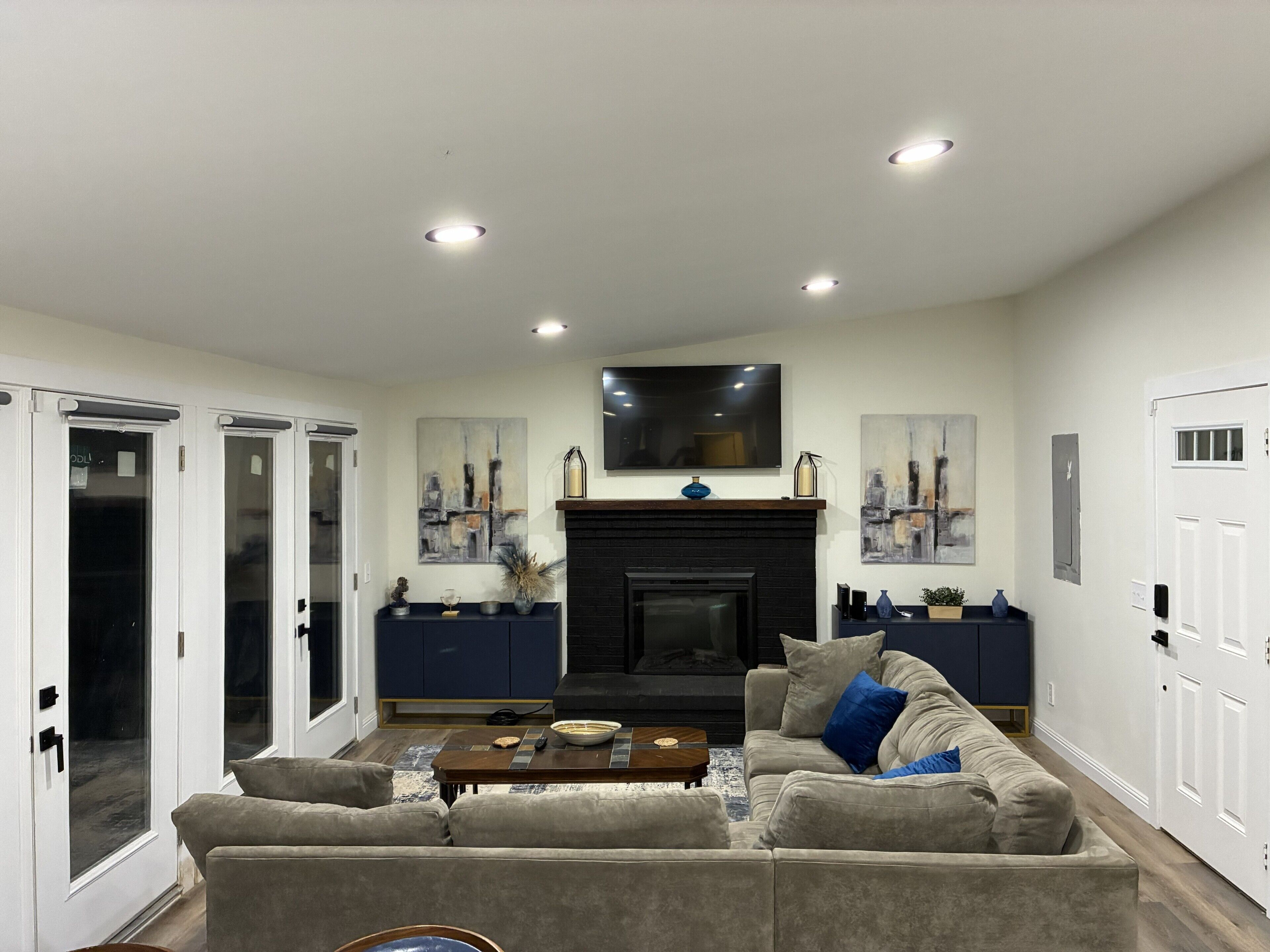 Smart TV y chimenea 