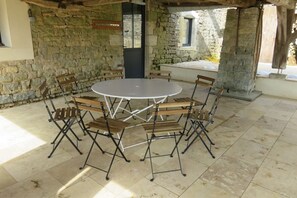 Outdoor dining - Maison de campagne avec piscine privée • 8 pers (Normier)