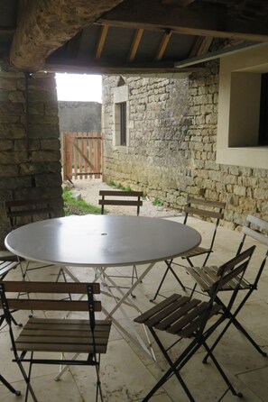 Outdoor dining - Maison de campagne avec piscine privée • 8 pers (Normier)