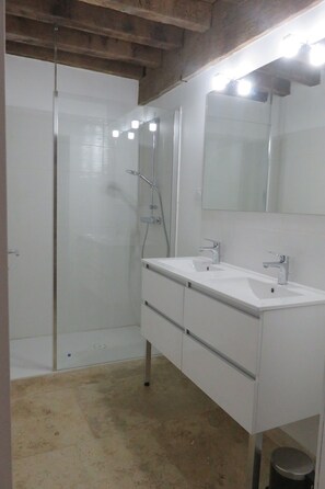 Bathroom - Maison de campagne avec piscine privée • 8 pers (Normier)