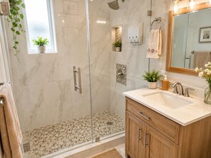 Shower, hair dryer, towels, soap - Beautiful remodeled House in Nice area 5 min from downtown. (Fort Myers)