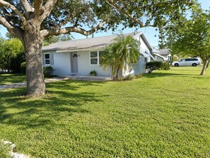 Exterior - Beautiful remodeled House in Nice area 5 min from downtown. (Fort Myers)