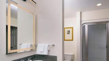 Jetted bath, towels, toilet paper