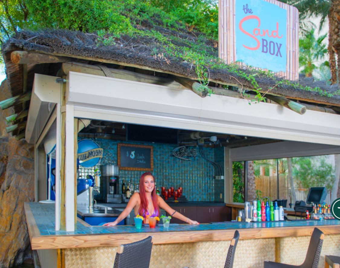 Bar en bord de piscine