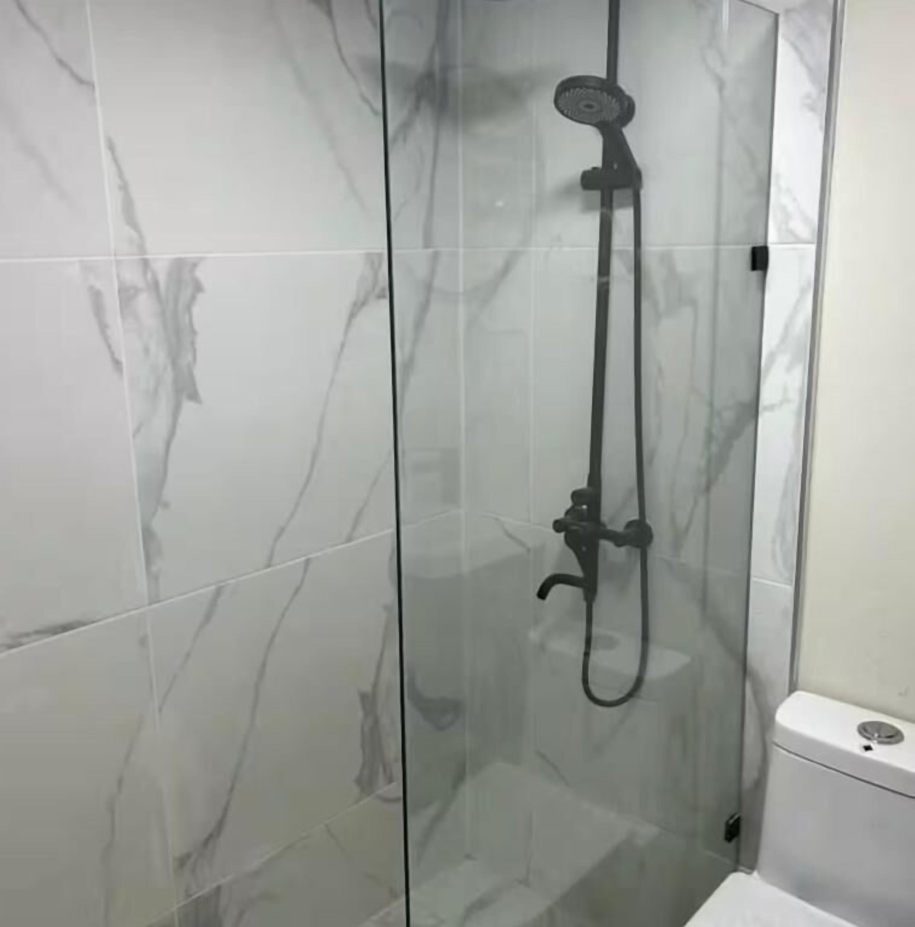 Doccia, asciugacapelli, asciugamani, sapone