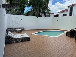 Piscina externa, guarda-sóis, espreguiçadeiras