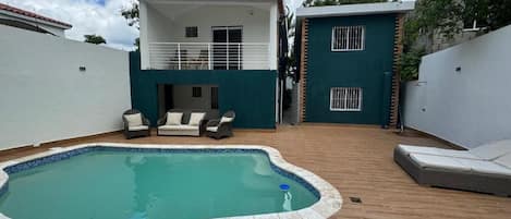 Appartement, vue piscine | Piscine | Piscine extérieure, parasols de plage, chaises longues